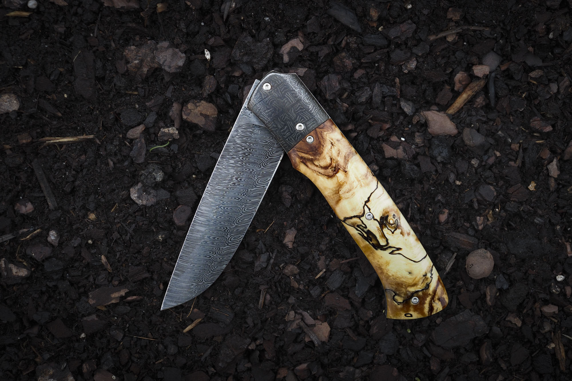 Couteau custom en "hêtre échauffé - Damas"